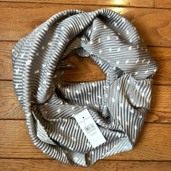 Ann Taylor Pleated Grey & White Diamond Pattern Square Scarf NWT - Picture 8 of 8